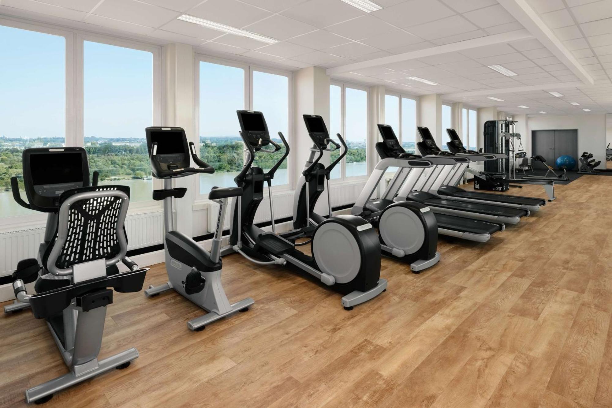 Hotel Hilton Danube Waterfront 4*