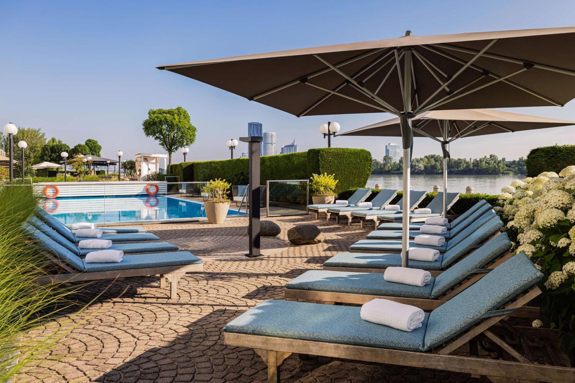 Hilton Danube Waterfront Hotel 4*